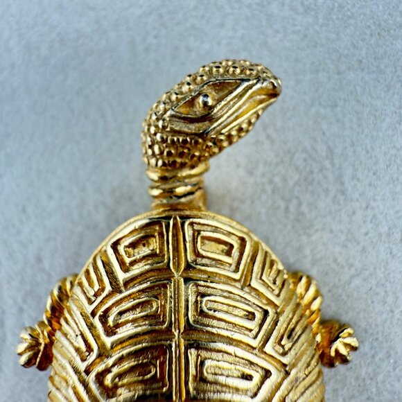 Gold-Tone Vintage Turtle Brooch By Jeanne Classic Textured Design Sparkling Acce - Picture 4 of 6